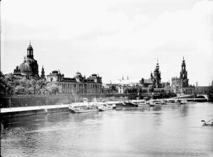Dresden, Blick von der Carolabrücke über Dampferanlegestelle zum Terrassenufer und der Brühlschen Terrasse : Terrassenufer, Dampferanlegestelle
