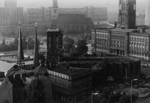 Blick auf die Nikolaikirche während ihrer Wiederherstellung anläßlich der 750-Jahrfeier Berlins, das Rote Rathaus und die Marienkirche