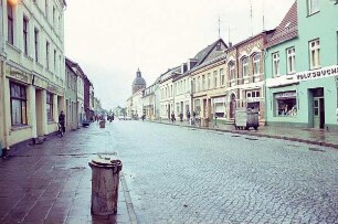 DDR. Einkaufsstraße in einer Altstadt im Norden