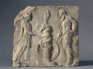 Archaistisches Relief mit Victoria und Krieger bei einem Standbild der Göttin Athena