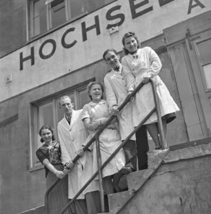 Angestellte vor dem Unternehmensgebäude der Hochseefischerei-Gesellschaft Hamburg, Andersen und Co