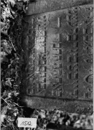 Grabstein 1512 (Index: 99903663) Material: Sandstein Maße HxBxT: 86x55x7 cm: Grabstein 1512 (Detailaufnahme)