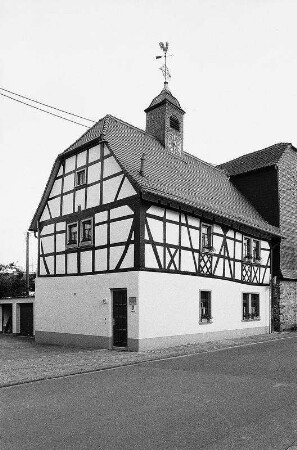 Ehem. Feuerwehrgerätehaus und Kirche; Wehrheim, Saalburgstraße 14