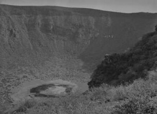 Chew Bet Kratersee : Blick auf den See imm Chew Bet Krater, in dem Salz gewonnen wird
