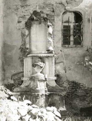 Wandgrabmal : Wandgrabmal. Sandstein (1786/1800). Beierfeld (Kreis Schwarzenberg), Alter Friedhof (bei der Peter-Paul-Kirche)
