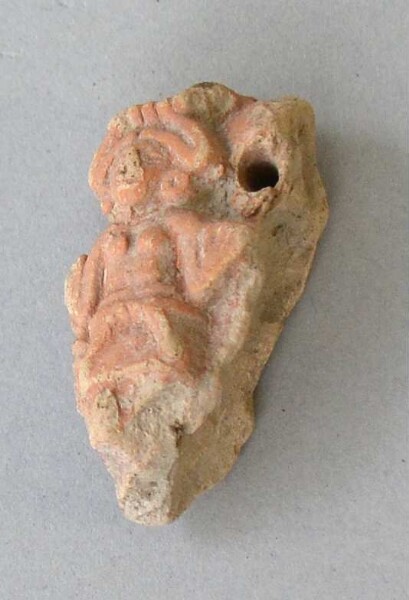 Figurine en argile (fragment de récipient)