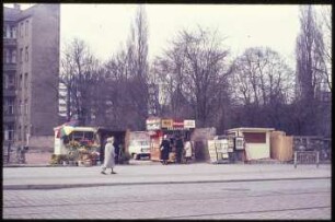 Kiosk neben Blumenladen