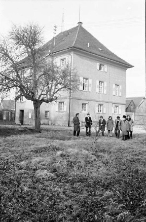 Rheinhausen: Pfarrhaus, Gartenseite, mit Teilnehmern