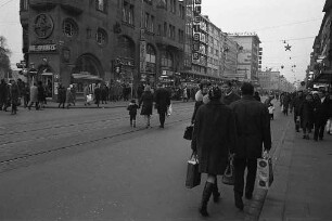 Einkaufsbetrieb in der Innenstadt am zweiten verkaufsoffenen "langen" Samstag vor Weihnachten.