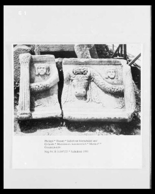 Relief mit Stierschädel und Girlande