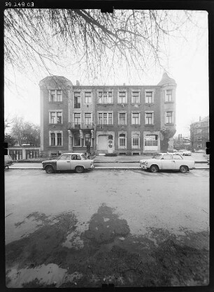 Dresden-Striesen, Altenberger Straße 25. Wohnhaus mit Läden (Parsifalapotheke, um 1900). Straßenfront (Traubestraße)