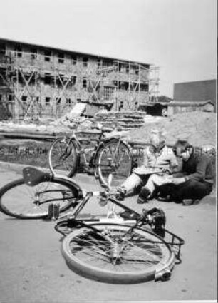 Jungen mit Fahrrädern vor einer Baustelle in Wolfsburg