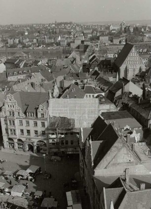 Meißen, Blick vom Turm der Frauenkirche nach Osten über den Südteil des Marktes zur Elbe mit Straßenbrücke