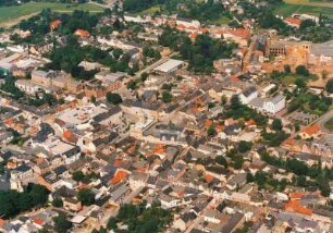 Zeulenroda. Stadtzentrum mit Altstadt (zwischen Stadtkirche zur Heiligen Dreieinigkeit und Rathaus). Luftbild-Schrägaufnahme von Osten
