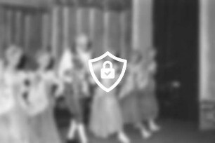Weihnachtsmärchen: Hotel Oldesloer Hof: Saal: "Aschenputtel": Aufführung von Städtischem Musikkreis: Bühne: Spielszene: Haushofmeister mit Hofdamen: 21. Dezember 1956