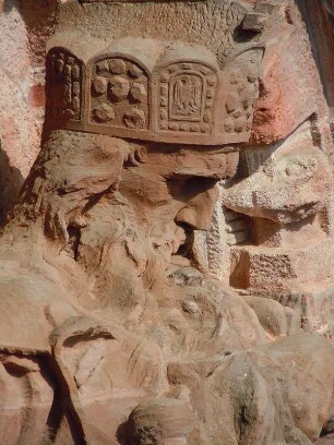 Kaiser Barbarossa im Kyffhäusergebirge : Unterhalb des Kyffhäuser-Monumentaldenkmals sitzt der in Stein gehauene Kaiser Barbarossa, aufgenommen am 28. April 2012