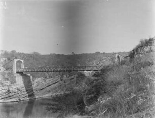 Brücke : Brücke über ein Gewässer