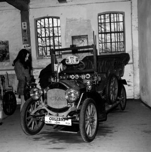 Automuseum: neben Herrenhaus Tremsbüttel: Innenansicht: Oldtimer "Colbri", Baujahr 1904: Besucherin