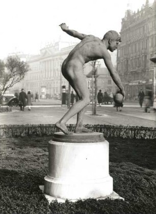 Römischer Bocciaspieler : Römischer Bocciaspieler. Bronze, gegossen (1904; A. Kraus). Leipzig, Promenade am Augustusplatz
