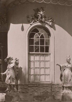 Potsdam, Park Sanssouci. Chinesisches Teehaus (1754-1756; J. G. Büring). Fenster des SW-Kabinetts mit Statuen Schellenspieler (1755/1756; G. Heymüller) und Kastagnettentänzerin (1755/1756; J. P. Benkert)