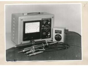 Universal-Röhrenvoltmeter mit Mess-Sonden und Messzusatz MUR , Foto 1957