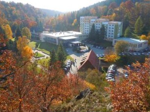 Hotelkomplex in Alexisbad : Das Tal des kleinen Flusses Selke im Unterharz ist ein beliebtes Wandergebiet. Aufgenommen an einem sonnigen Herbsttag, am 21. Oktober 2012, bei Alexisbad