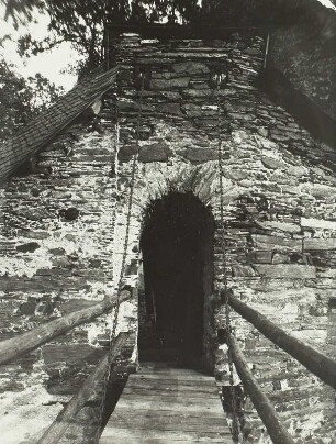 Burgk, Zugbrücke des Schlosses : Burgk. Schloß. Blick auf den Eingang in den Hungerturm von der kleinen Zugbrücke