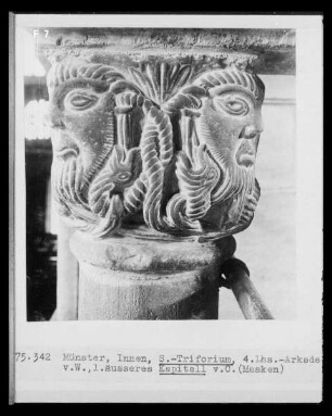 4. Langhaus-Arkade von Westen, 1. äußeres Kapitell von Osten: Masken