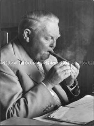 Ludwig Erhard an seinem Schreibtisch am Tegernsee