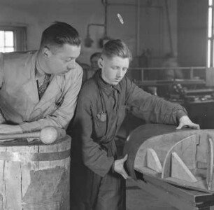 Ausbilder und Lehrling bei Borgward mit einem Bauelement, um 1938/1941