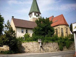 Ansicht von Südosten mit Kirche (im Kern Gotisch-Süderweiterung neuzeitlich) über Kirchhofmauer (Wehrgang abgetragen)