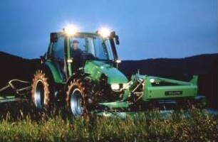 Fotografie: Allradtraktor, Frontmähwerk, Heckanbau, Mähwerk