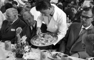 Nobelpreisträgertagung 1960 Mediziner; Bayrisches Frühstück am Tisch: Richard Kuhn; Kellner; Graf Lennart Bernadotte