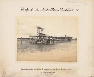 Straßenbrücke (Königin-Luise-Brücke) über die Memel, Tilsit: Luftdruckgründung des Pfeilers D. Aufmauern des Pfeilers E, dazwischen die Arbeitsbrücke