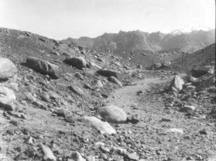 Indien. Kashmir. Ladakh. Industal bei Leh. Pleistozäne Moränen oberhalb von Saspol. Blick nach Osten zur Ladakh-Kette