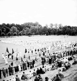 Travegau: Travestadion: Gauturnfest: Einmarsch der Sportler und eines Spielmannszuges (Mitte), davor Fahnenträger, vorne Zuschauer