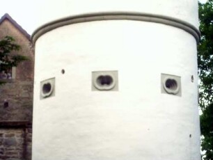 Stadtbefestigung (Nordost) - Wehrturm (Bürgerturm) von Norden-mittleres Geschoss mit Schießscharten (abgetreppte Maul- oder Büchsenscharten)