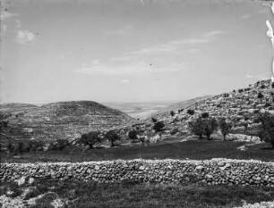 Landschaft : Steinmauer in Mitten der Hügel, Blick in Richtung der Saron Ebene
