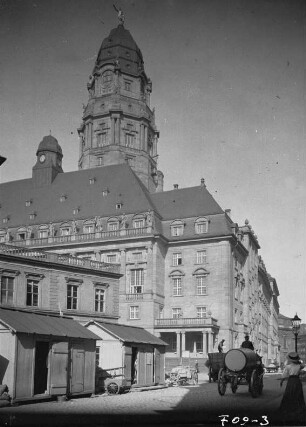 Dresden, Neues Rathaus, Blick von der Kreuzstraße mit Baubuden auf das Rathaus