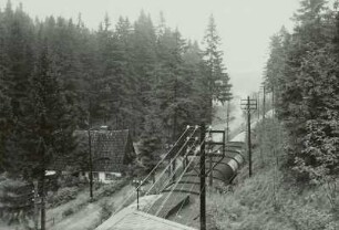 Zinnwald, üerdeckte Grubenbahn vor dem Stollen