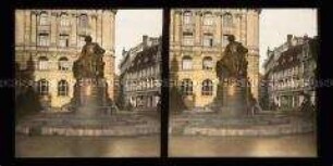 Denkmal Otto von Guericke vor dem Neuen Rathaus am Alten Markt, Magdeburg