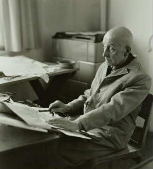 Der Maler und Grafiker Josef Hegenbarth, Professor und Nationalpreisträger, am Zeichentisch
