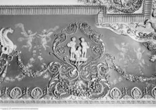 Gewölbedekoration mit ornamentalen Stukkaturen, Stuckreliefs und gemalten Putten von Pietro Carrarini?, Detail: Rankenmotiv mit drei musizierenden Putten