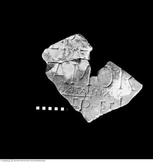 Fragmente eines Epitaphs mit Datum der depositio