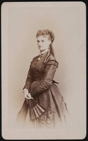 Porträt Nemanoff, ? (nachgewiesen 1865/um 1870; Schauspielerin o. Tänzerin). Albuminabzug auf Karton (Carte-de-visite mit Atelieraufdruck verso)