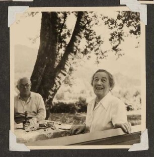 Gerty von Hofmannsthal mit Freunden im Garten
