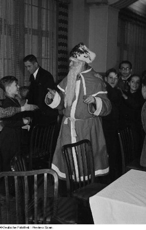Weihnachtsmann der Weihnachtsfeier der Pioniere der 28. und 40. Grundschule