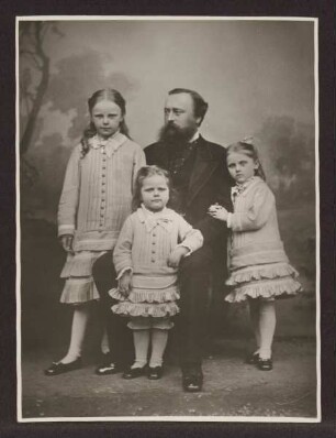 Grafregent Ernst zur Lippe-Biesterfeld mit seinen Töchtern. Detmold, Studioaufnahme