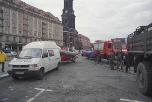 Dresden-Altstadt, Altmarkt. Ansicht mit Einsatzfahrzeugen (u. a. von Greepeace aus Hamburg)