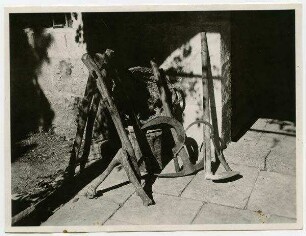 Asyl. [Aufnahme nach Exemplaren des Aussätzigenasyls Jerusalem, Aufzählung von Erntewerkzeugen, u. a. Sicheln]